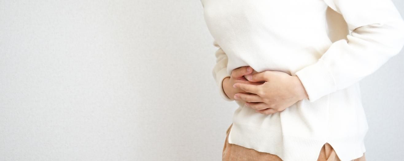 Jemand hält sich den Bauch