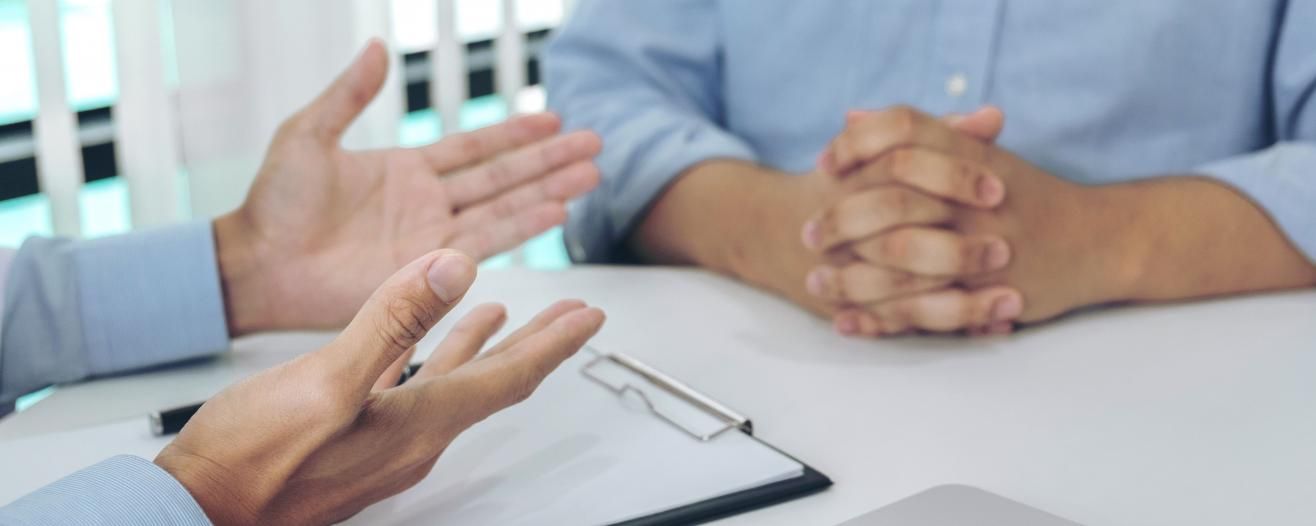 Hände von Gesprächspartnern