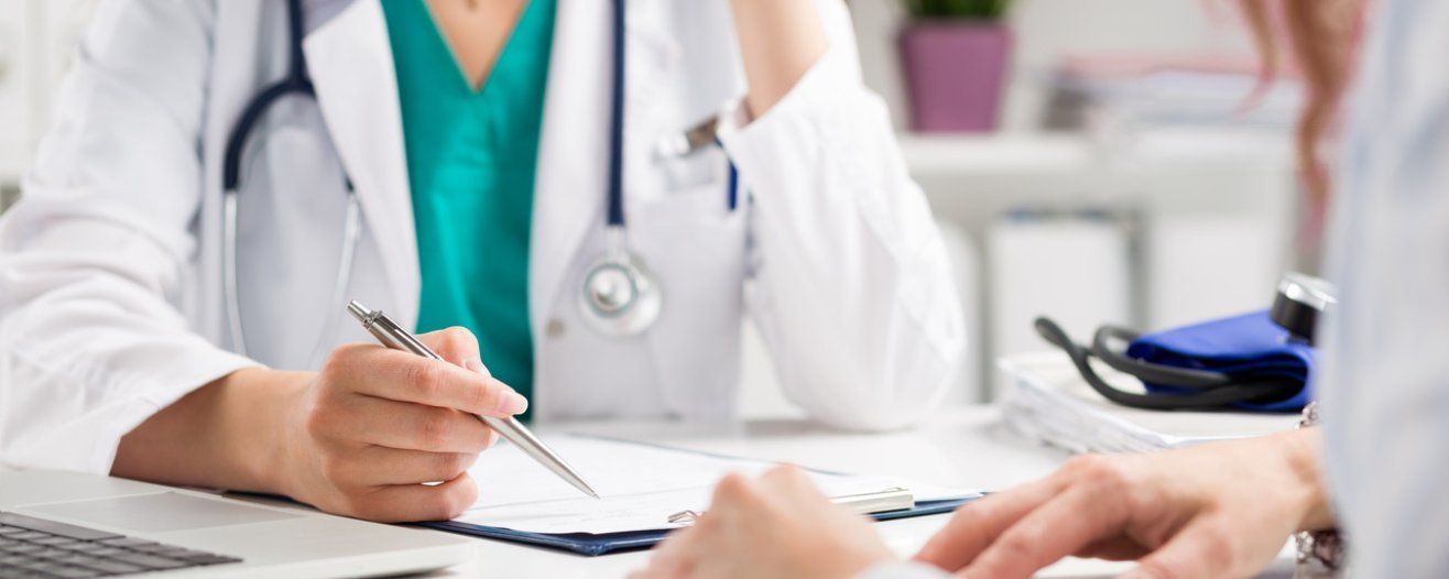 Hände von Gesprächspartnern